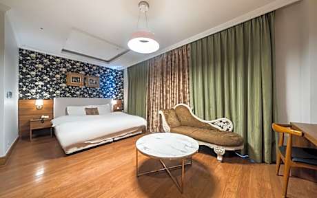 Standard Double Room with Window