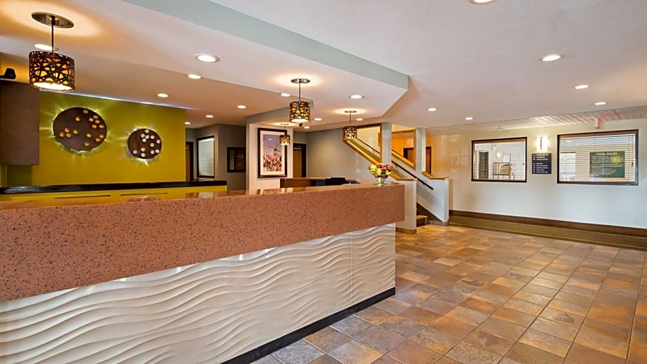 Best Western Plus Holland Inn & Suites