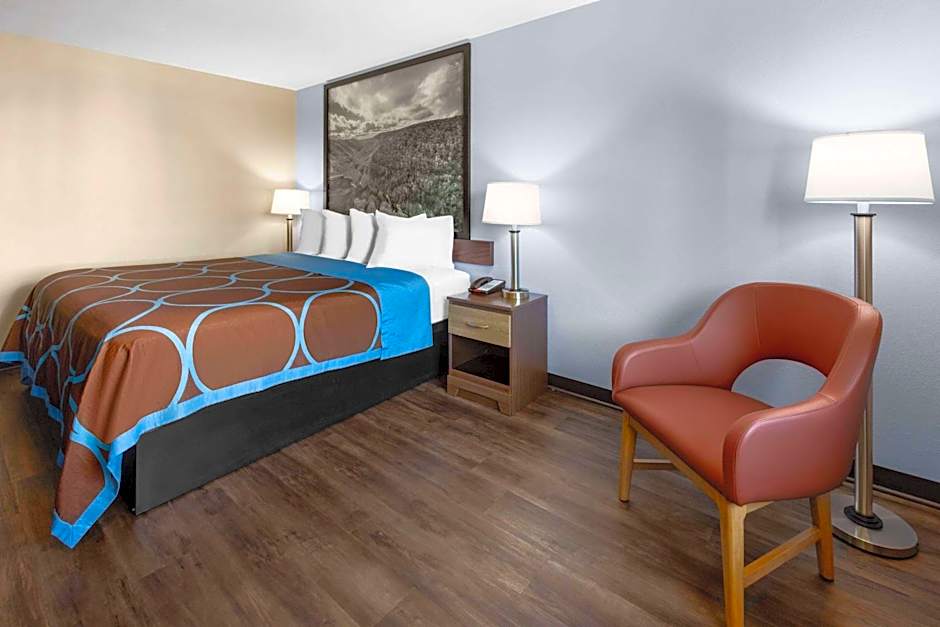 Super 8 by Wyndham Fairmont