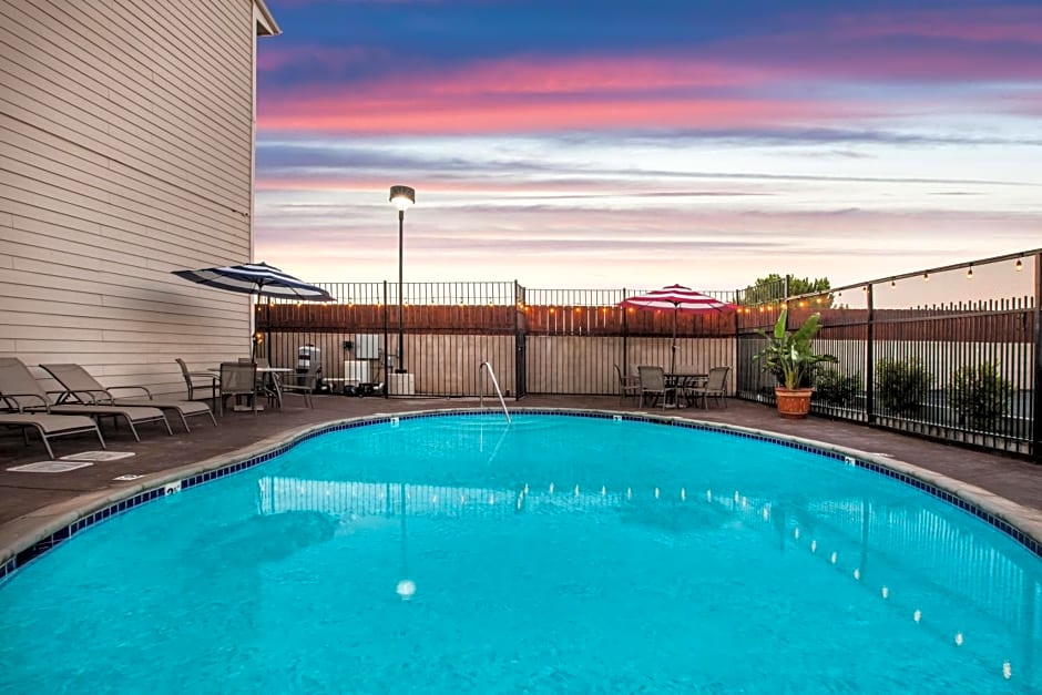 Days Inn & Suites by Wyndham Antioch