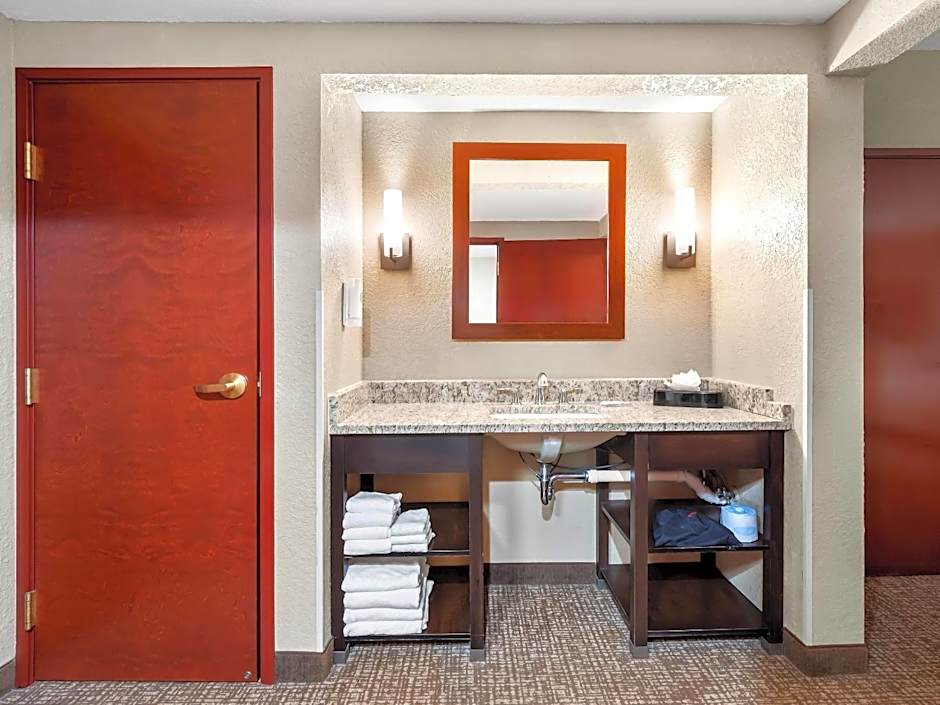 Comfort Inn & Suites Allen Park - Dearborn