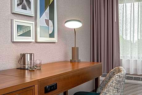 2 Queen Hearing Accessible