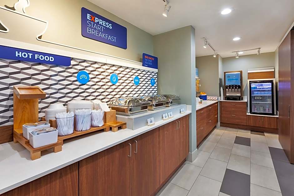 Holiday Inn Express Detroit-Warren/General Motors Technology Center By IHG