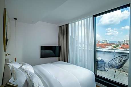 "Above the City" Suite with Terrace and Castle View