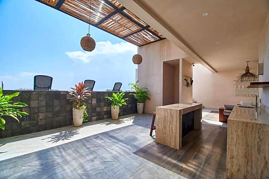Frida's Artsy Condo with own mural, outdoor tub & rooftop pool