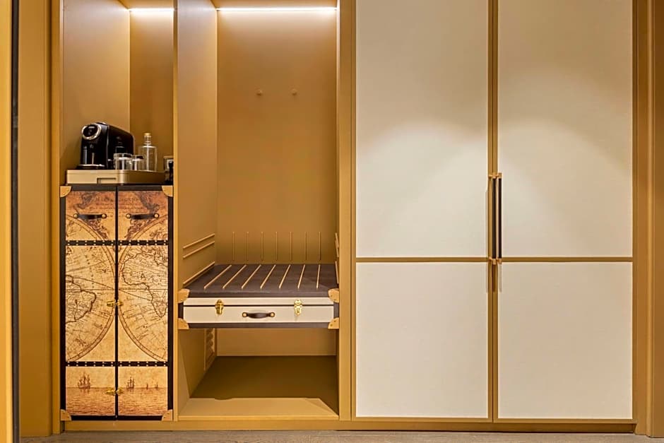 The Emerald House Lisbon, Curio Collection by Hilton