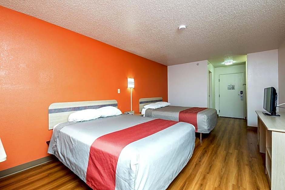 Motel 6-Waterloo, IA