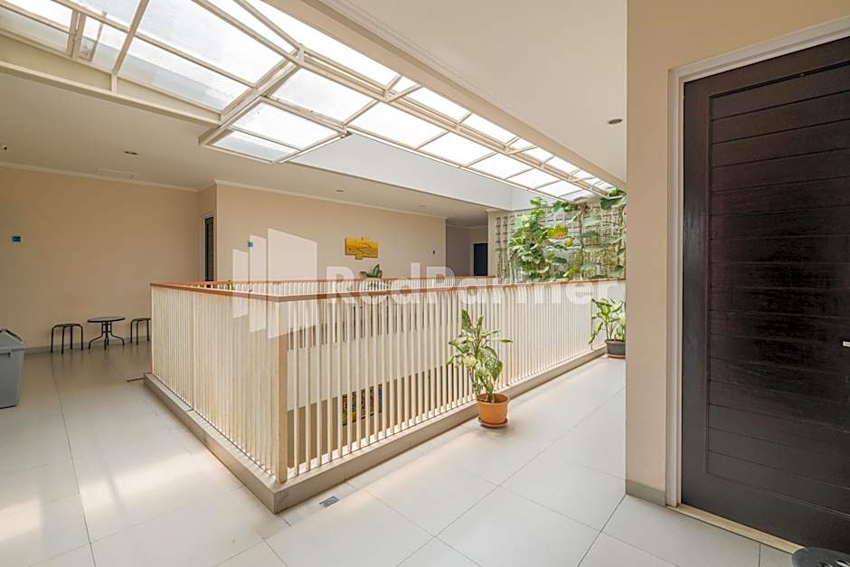 Palm Eight Mitra RedDoorz