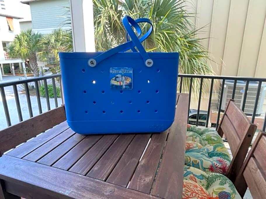 TRUE BLUE-Coastal cottage-3 min walk to beach! POOL!