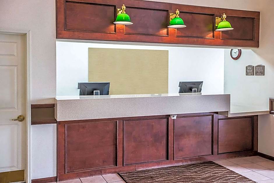 Quality Inn & Suites Dixon Near I-88