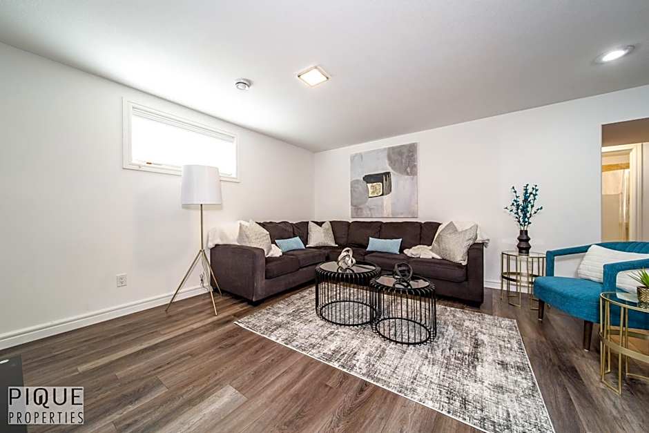 LUXURIOUS 6 Bed Home I Fireplace I near Sports Park I with Double Garage & Fast WiFi!