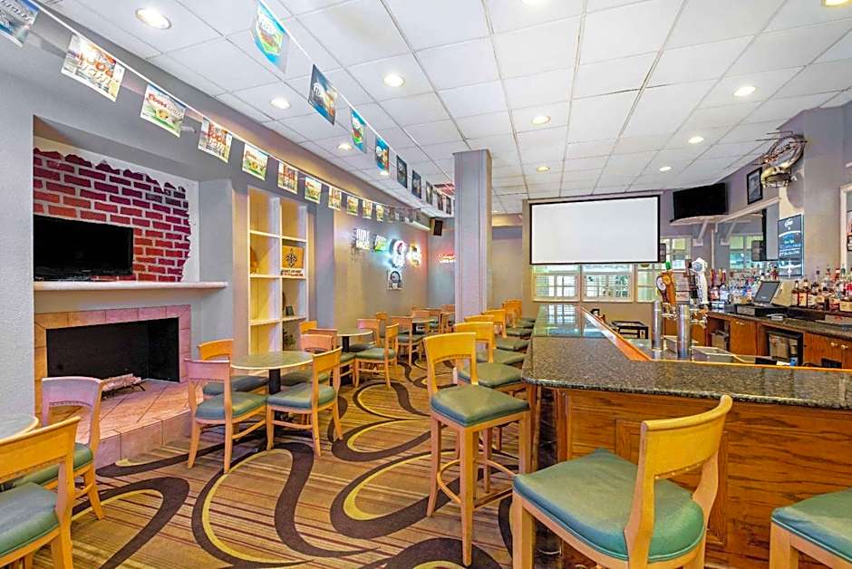 La Quinta Inn & Suites by Wyndham New Orleans Airport