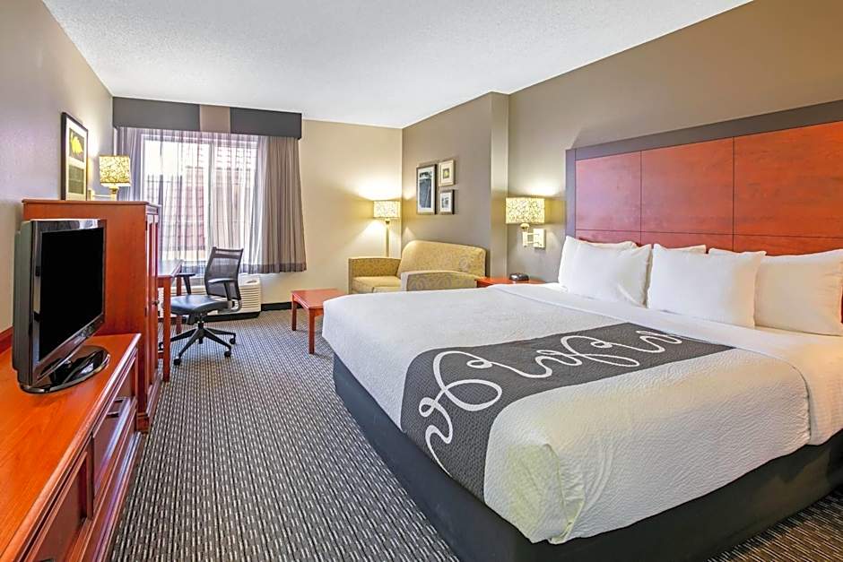 La Quinta Inn & Suites by Wyndham DFW Airport South/Irving