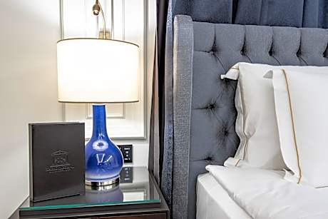 Premier King Suite with City View