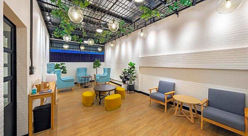 Siam Subway Hostel and Cafe