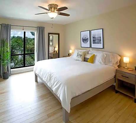 Stroll to Siesta Beach from Serene Condo + (bikes)