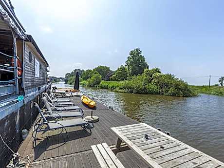 Boat Getaway Near Lake