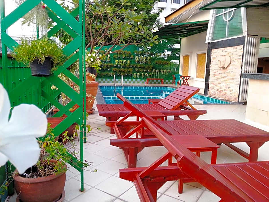 Studio Suite by Royal Ivory Nana