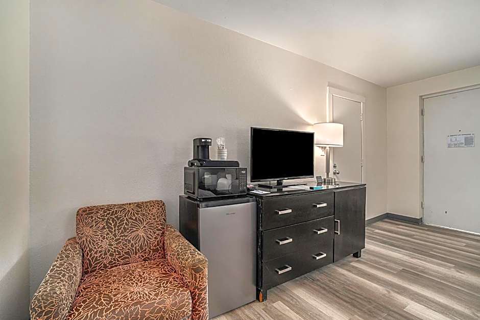 Travelodge by Wyndham Traverse City MI