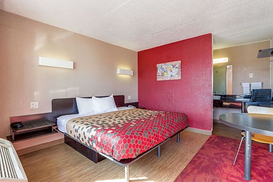 Econo Lodge Inn & Suites
