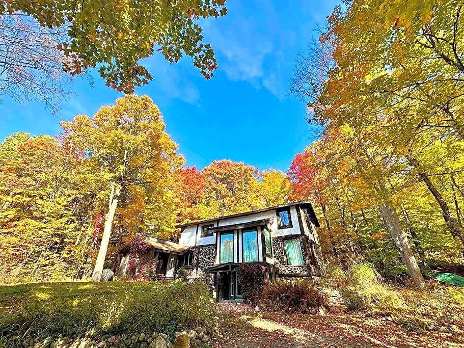 Nature Retreat w/ Sunroom Gazebo
