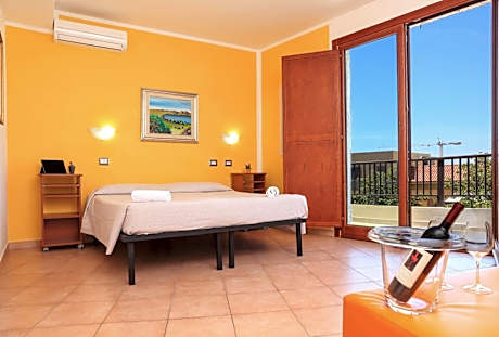 Classic Quadruple Room, Balcony(1 Double Bed and 2 Twin Beds)