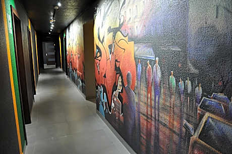 Full House Hotel & Capsule Hostel