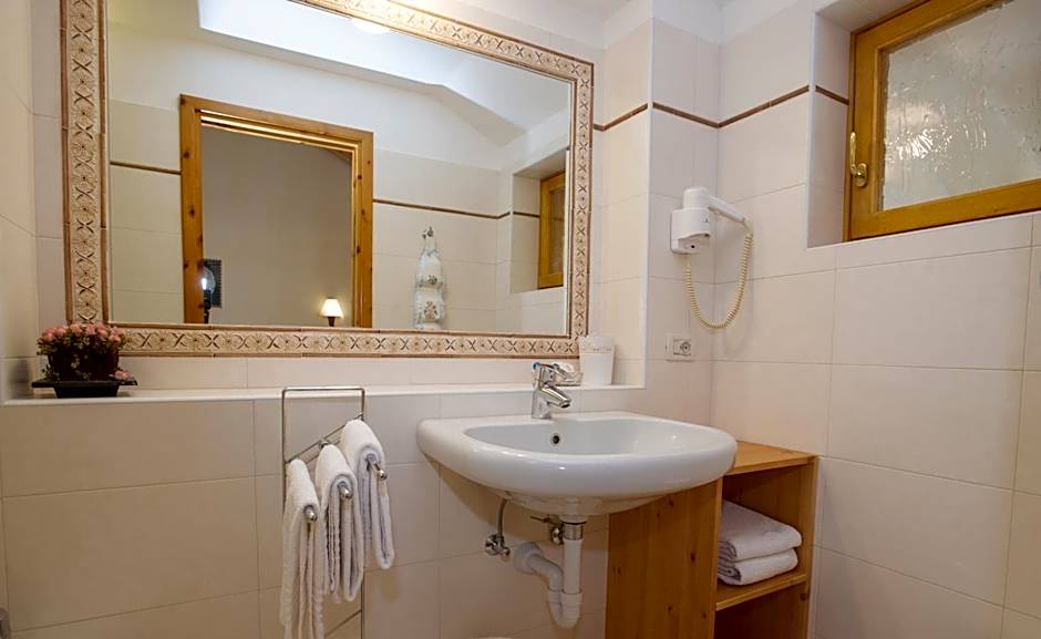 Hotel Silene Parking and Garage