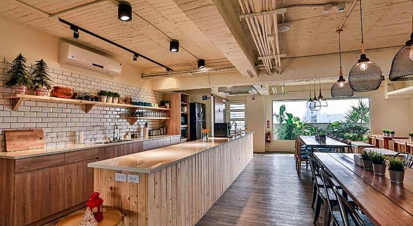 Stray Birds Taichung Hostel