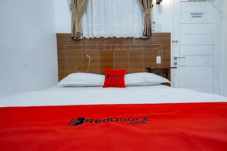 RedDoorz near Pantai Pandan Sibolga