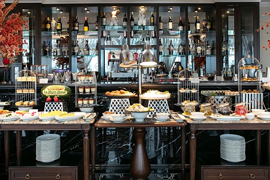 La Mejor Hotel & Sky Bar
