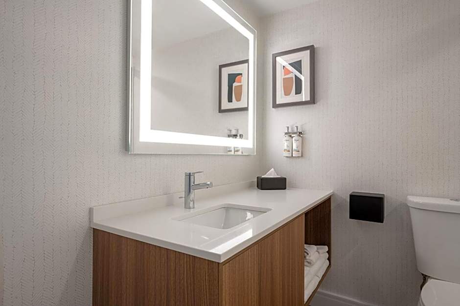 Photo 1 of 5 of Standard 1 King Bed, Mobility Accessible, Bathtub