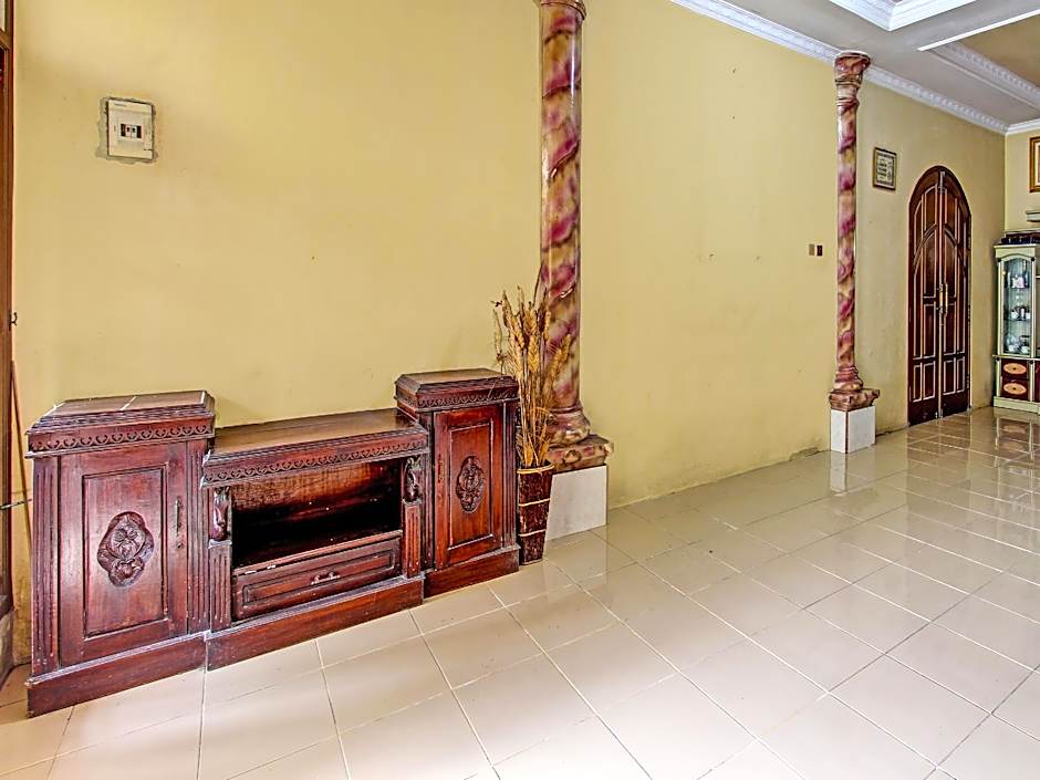 SPOT ON 92188 Ndalem Eyang Guesthouse Syariah