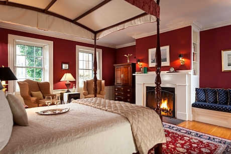 Deluxe Queen Room with Fireplace and Spa Bath