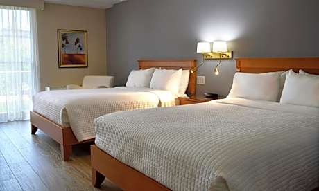 Garden side room with 2 Queen-size beds