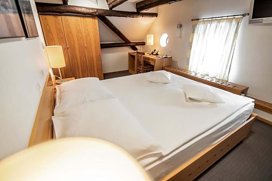 Hotel Dvor Jezersek Brnik