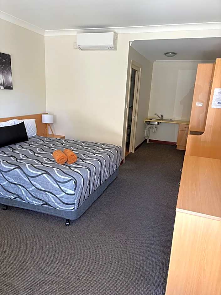 Golden Guitar Motor Inn