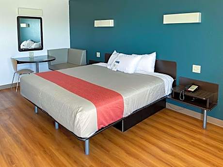 1 Queen Bed | Non-Smoking, Micfridge