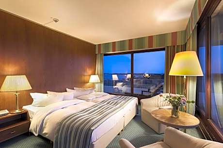 Superior Plus Corner room with park view