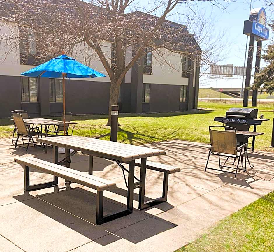 Days Inn by Wyndham Fargo/West Acres