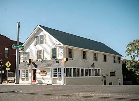 Hampton Bays Hotel On Main