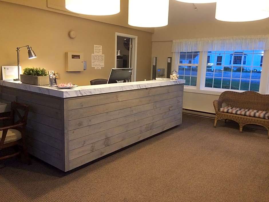 Holiday Hill Inn & Suites