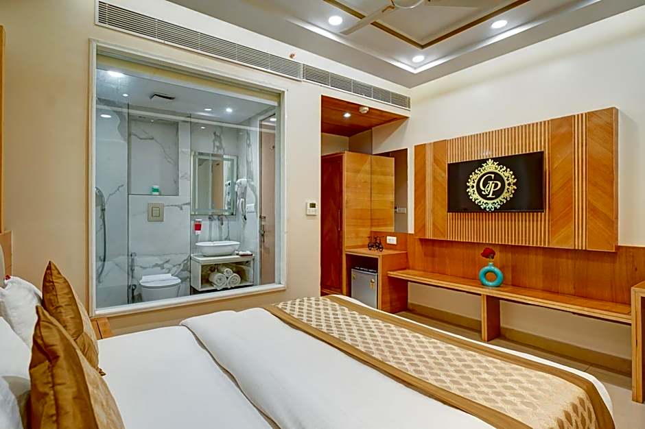 Hotel Gold Palace - 03 Mins Walk From New Delhi Railway Station