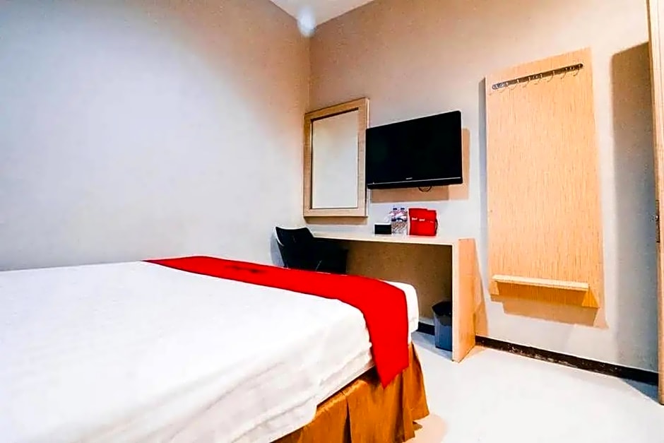 RedDoorz Plus near Sultan Hasanuddin Airport