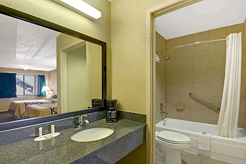 Super 8 by Wyndham Universal City