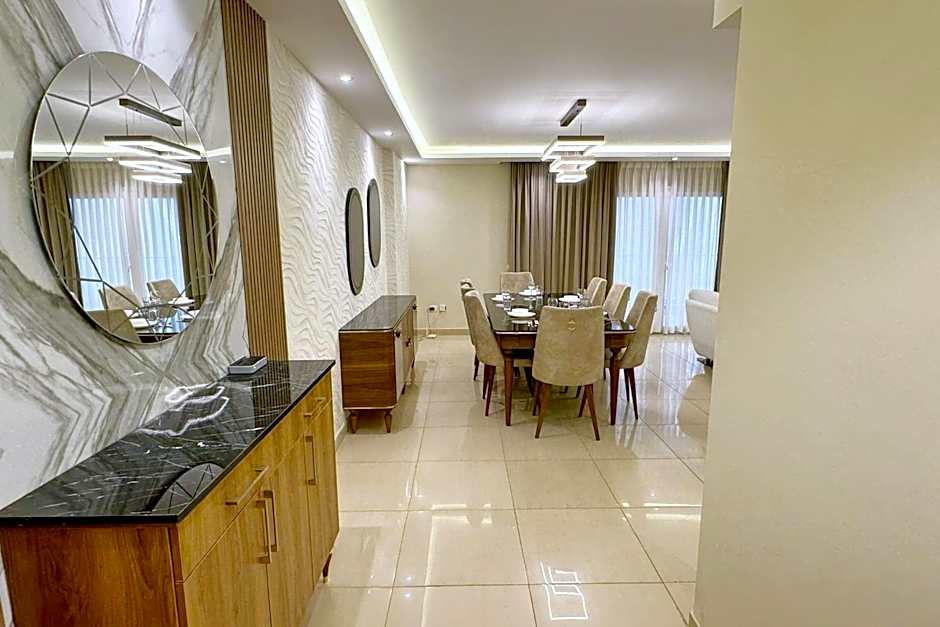 Calm & Classy 2BR - 5 min to Airport