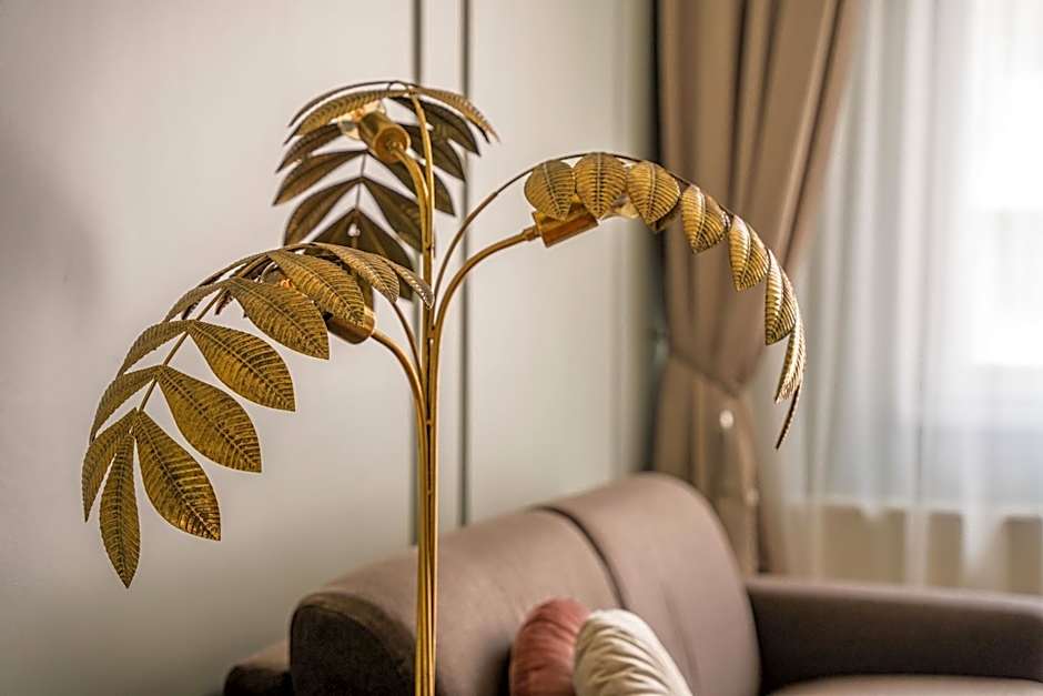 Queen'S Court Hotel & Residence