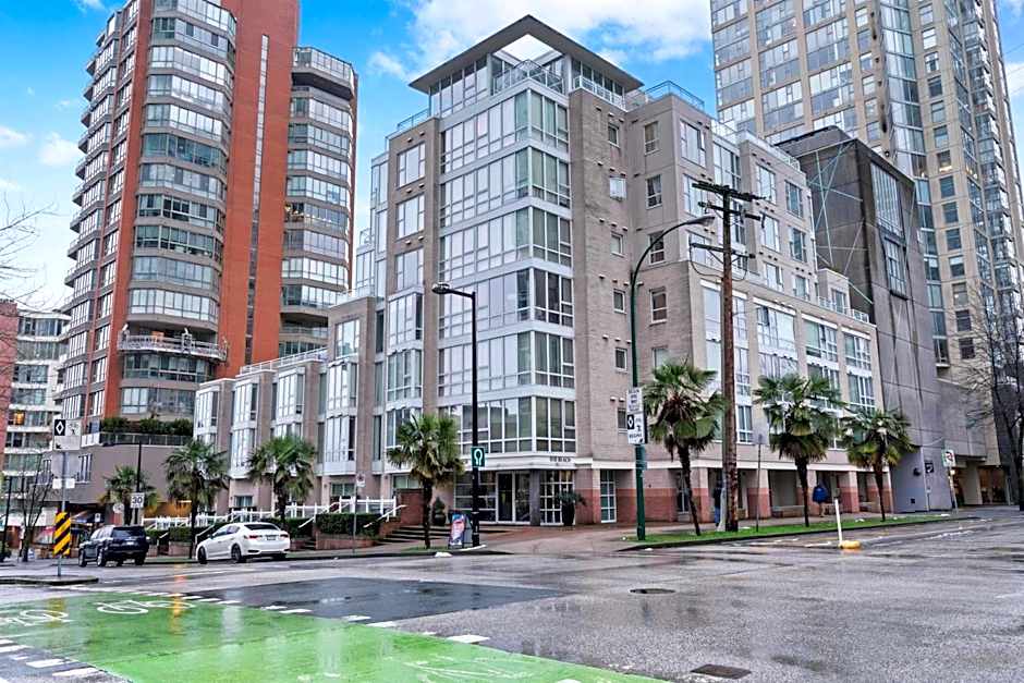 1BD+Den condo, with free parking in Downtown!