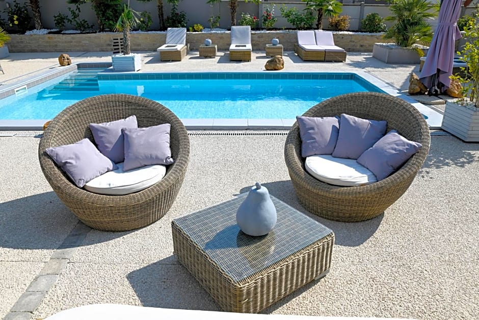Gîte de la Villa de la Croix avec piscine et parking à 4 minutes de l'A26