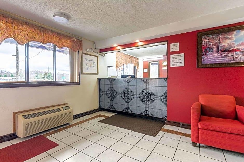 Econo Lodge Airport near Billy Graham Parkway